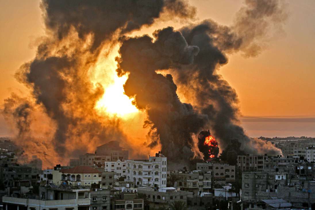 Un incendio se desata al amanecer en Khan Yunish luego de un ataque aéreo israelí contra objetivos en el sur de la Franja de Gaza, a principios del 12 de mayo de 2021