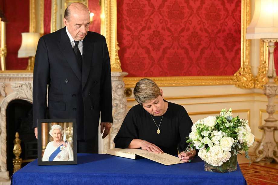 La primera dama, Verónica Alcocer, y el canciller Álvaro Leyva conformaron la delegación colombiana en los funerales de Estado de Isabel II de Inglaterra.