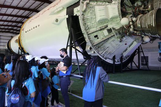 En el 2021, el programa She Is llevó, por primera vez, a niñas y estudiantes de Latinoamérica a visitar los centros de la NASA.