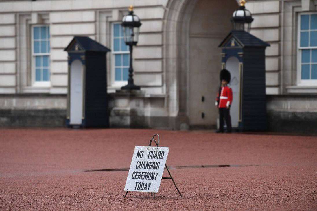 Hasta que, en horas de la tarde, el Palacio de Buckingham en un comunicado aseguró que "la reina murió en paz en Balmoral".