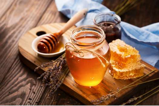 La miel de abejas es un líquido viscoso generalmente de sabor dulce derivado del néctar de las flores.  / Getty Images