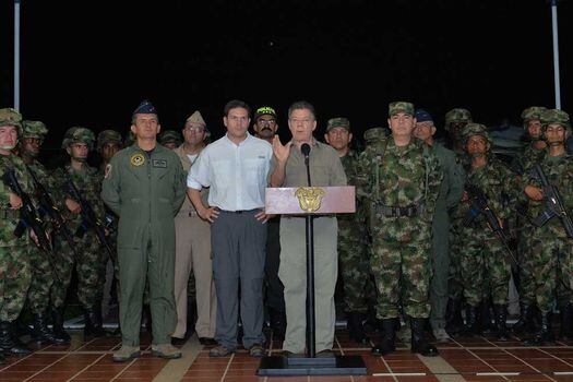 El presidente Juan Manuel Santos y el ministro de Defensa, Juan Carlos Pinzón, en su reciente visita a la base militar de Larandia (Caquetá). / Presidencia