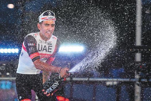 El colombiano Juan Sebastián Molano celebra su victoria en la última etapa de la Vuelta a España 2022. (Photo by OSCAR DEL POZO / AFP)
