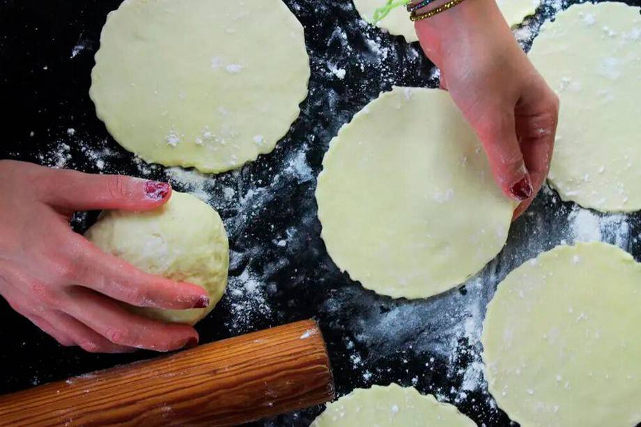 Así de fácil puedes preparar la masa para tus empanadas ¡Te enseñamos!
