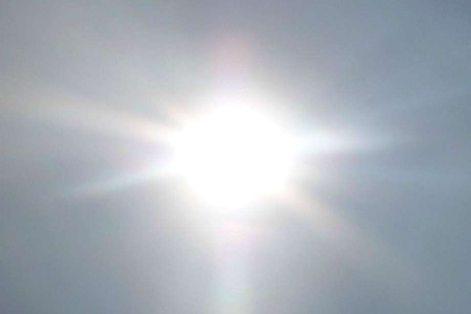 La capa de ozono ofrece una protección  contra los efectos dañinos de los rayos ultravioletas procedentes del sol.