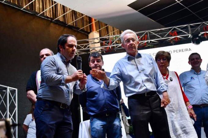 Petro señala que ‘Calzones’ está detrás de amenazas en su contra, Uribe responde