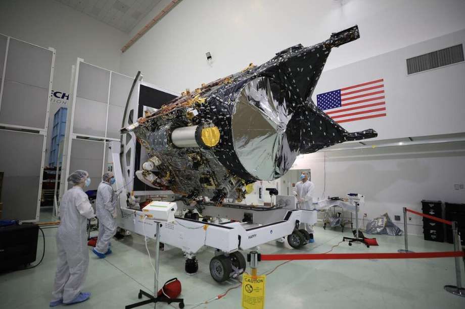La nave espacial Psyche de la NASA se muestra en una sala limpia en las instalaciones de Operaciones Espaciales de Astrotech cerca del Centro Espacial Kennedy de la agencia en Florida el 8 de diciembre de 2022. Se puede ver el transceptor láser de vuelo con tapa dorada de DSOC, cerca del centro, conectado a la nave espacial.