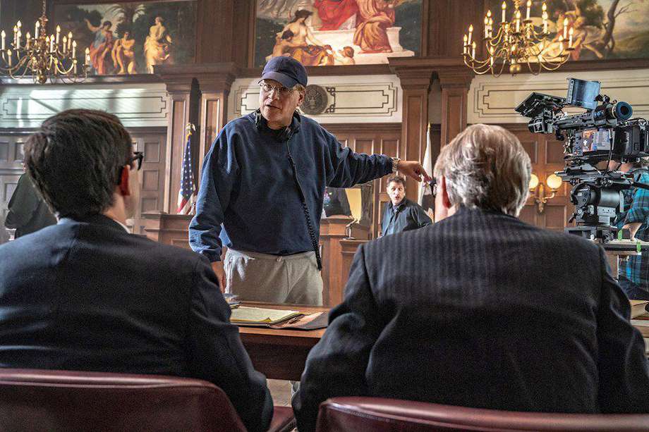 Fotograma cedido por Netflix donde aparece el guionista y director Aaron Sorkin (c) hablando con los actores Joseph Gordon-Levitt (i) y J.C. Mackenzie (d), durante el rodaje de “El juicio a los 7 de Chicago”.