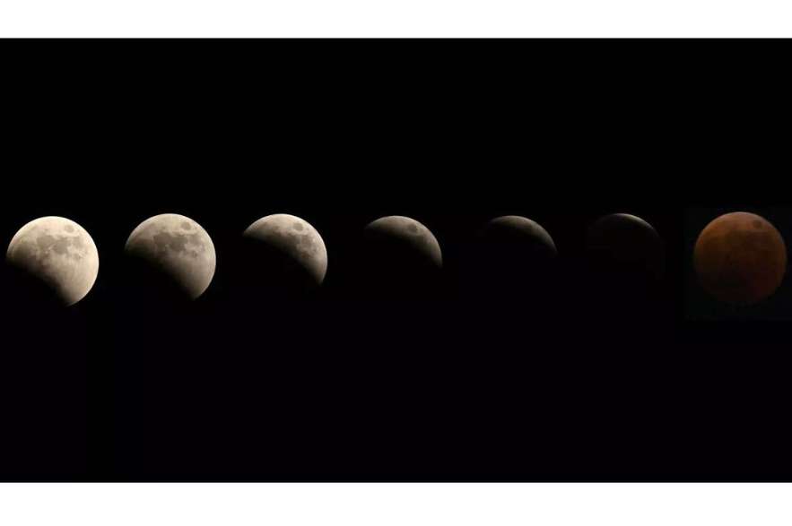 Esta imagen compuesta por Richard Brookes de los servicios de noticias AFP y Getty Images muestra la evolución del eclipse lunar del 8 de noviembre. Brookes tomó las fotos desde Tokio, Japón.