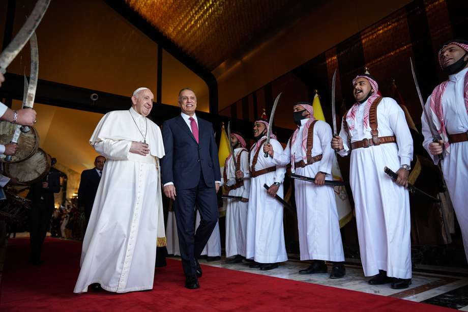 El jefe de los 1.300 millones de católicos del mundo evocó todos los asuntos candentes en Irak ante sus principales dirigentes, entre ellos el presidente Barham Saleh, quien le envió una invitación oficial para esta visita sin precedentes