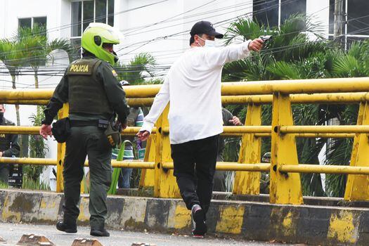 Un periodista independiente captó varias imágenes que evidenciaban el respaldo de la Policía a civiles en Ciudad Jardín que dispararon armas de fuego contra los manifestantes el 28M.  / Cortesía