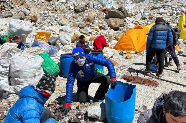 Montañistas hallan más de 1,6 toneladas de desechos plásticos en el Himalaya