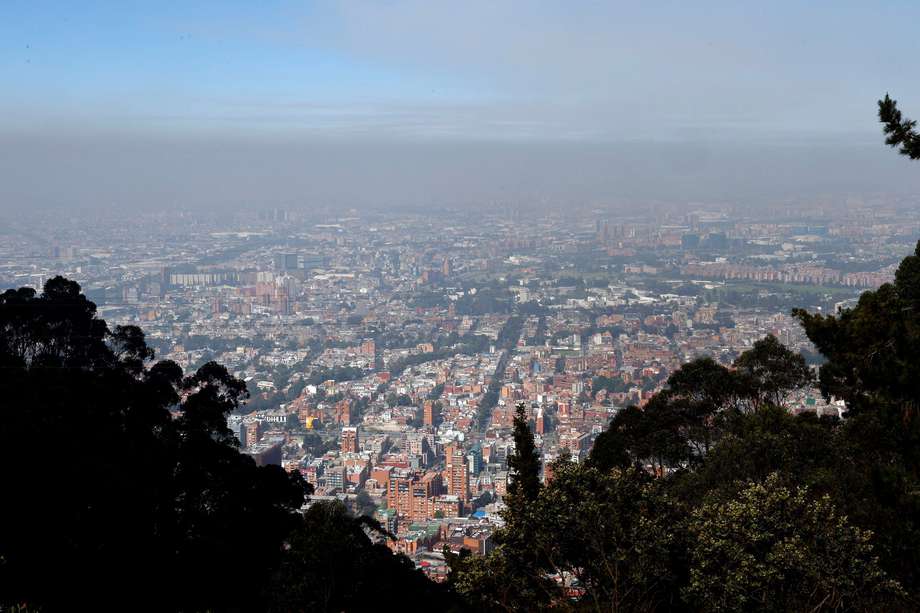  Un total de 31 incendios forestales están activos este jueves en Colombia y afectan a nueve departamentos y Bogotá, donde sigue la emergencia por los fuegos en dos de sus cerros, informó este jueves la Unidad de Nacional de Gestión del Riesgo de Desastre (Ungrd). 
