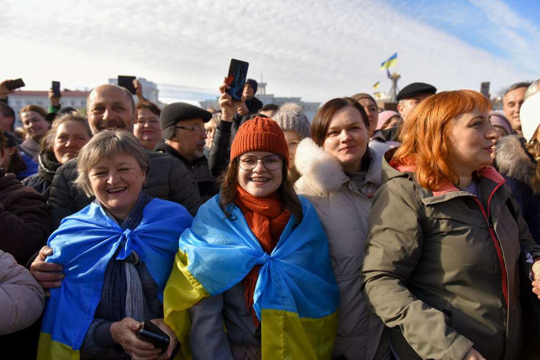 Kherson (Ukraine), 14/11/2022.- People gather as Ukrainian President Volodymyr Zelensky (not pictured) visits the recaptured city of Kherson, Ukraine, 14 November 2022. Ukrainian troops entered Kherson on 11 November after Russian troops had withdrawn from the city. Kherson was captured in the early stage of the conflict, shortly after Russian troops had entered Ukraine in February 2022. (Rusia, Ucrania) EFE/EPA/OLEG PETRASYUK