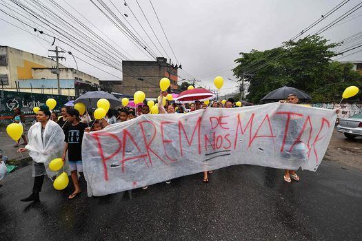 Manifestantes caminan hacia el funeral de Agatha Sales Felix, una niña de 8 años que fue asesinada durante una acción policial en una favela de Río de Janeiro.  / AFP