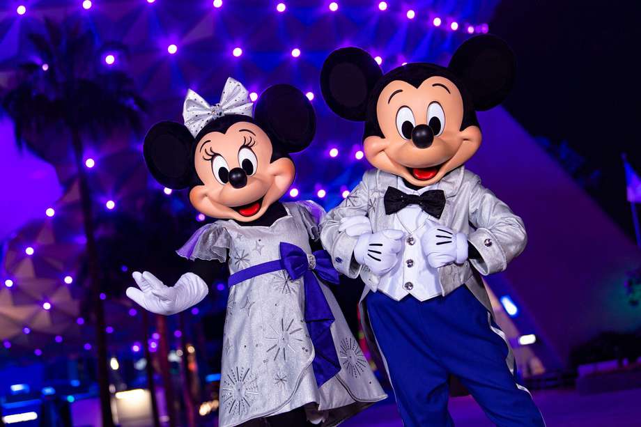 Mickey Mouse y Minnie Mouse con sus vestidos platino, por la celebración Disney100, en el Spaceship Earth, en EPCOT.