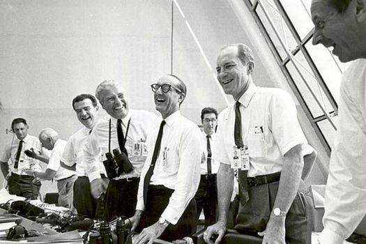 Von Braun con los binoculares colgando en el cuello junto a otros miembros de la Nasa. 