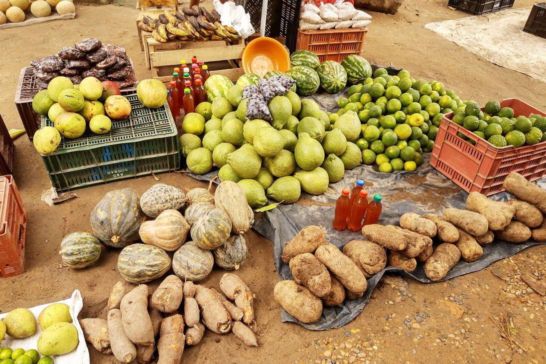 En el mercado, en una de las calles de Mompox, se pueden conseguir productos deliciosos, frescos y tradicionales.