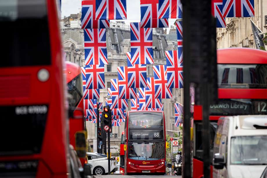 Banderas adornan las calles de Londres en preparación para el jubileo. 