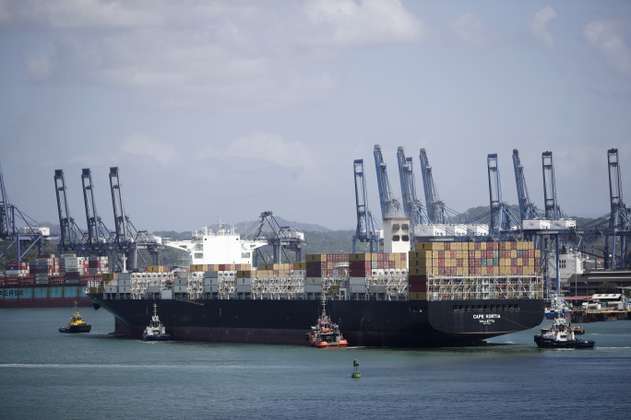 Alerta en el Canal de Panamá por el incendio de un buque portacontenedores