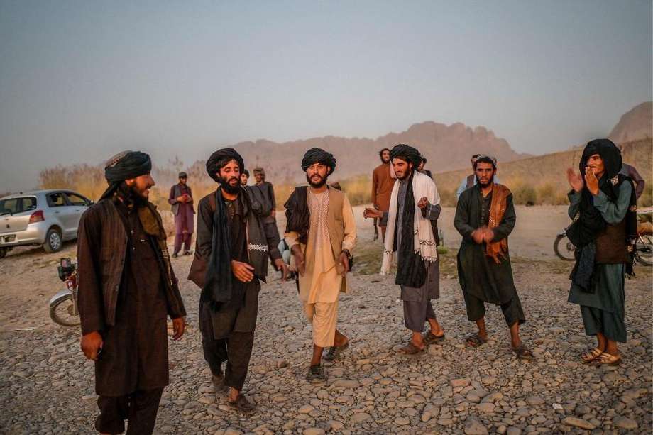 Un grupo de talibanes baila en Kandahar (Afganistán).