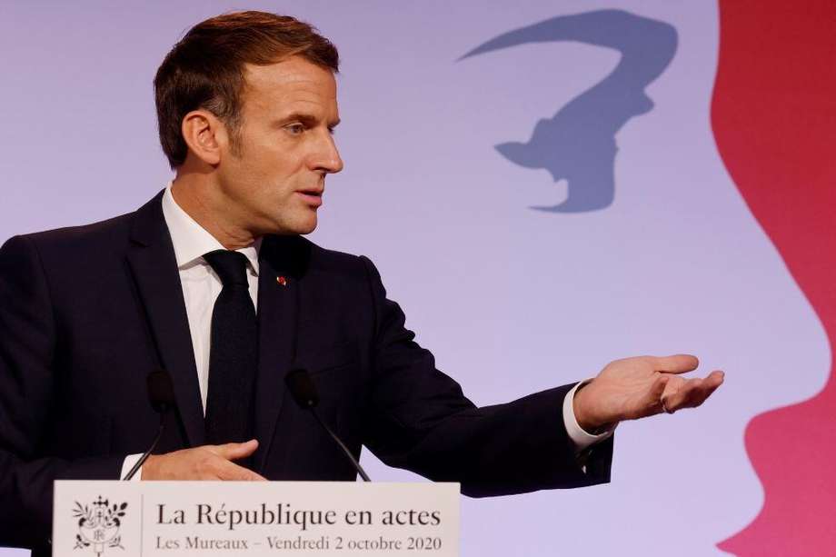 El presidente de Francia, Emmanuel Macron, presenta un discurso sobre su propuesta contra el "islam separatista" en Les Mureaux, Francia.