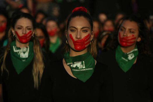 Las Tesis, un colectivo feminista chileno conocido por sus performances, colocó su canción y coreografía "Un violador en tu camino" en miles de plazas del mundo entero. / EFE