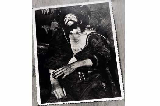La fotografía del Che Guevara antes de ser lavado por soldados del ejército boliviano, que Villar obtuvo a través de un fotógrafo boliviano./ Archivo Villar Borda - Pamela Aristizábal 