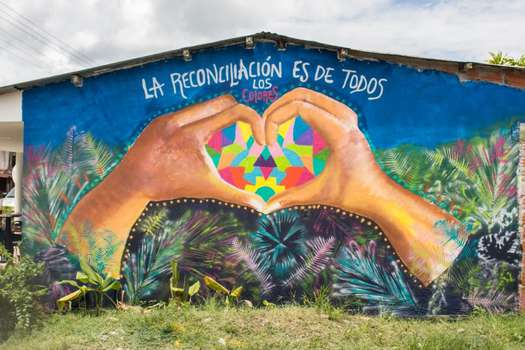En el corregimiento de Campo Alegre, Puerto Asís, exFarc y víctimas LGBTIQ pintaron este mural.