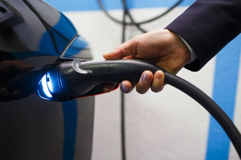 Las ventas de automóviles eléctricos nuevos alcanzarán el 34% del total mundial para 2030 y el 68% para 2040, suponiendo que no haya más incentivos políticos de los Gobiernos, según las previsiones de BNEF.