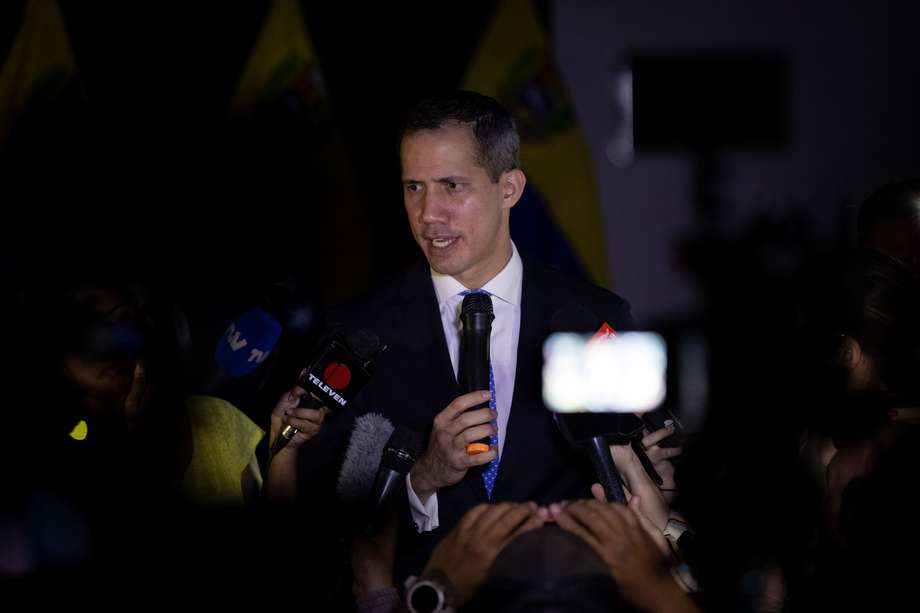 El opositor venezolano Juan Guaidó habla con la prensa tras una rendición de cuentas del denominado "Gobierno interino", en Caracas (Venezuela).