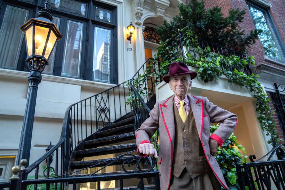 El escritor y periodista estadounidense Gay Talese posa en su casa del exclusivo barrio del Upper East Side de Manhattan, en Nueva York.