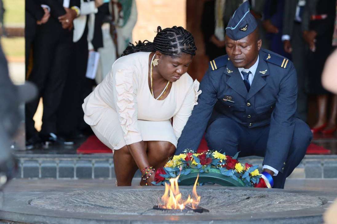 El Freedom Park es un memorial que contiene una lista de los nombres de los muertos en las guerras de Sudáfrica, así como en la I y II Guerras Mundiales. La vicepresidenta participó en una ceremonia que incluyó una ofrenda floral.