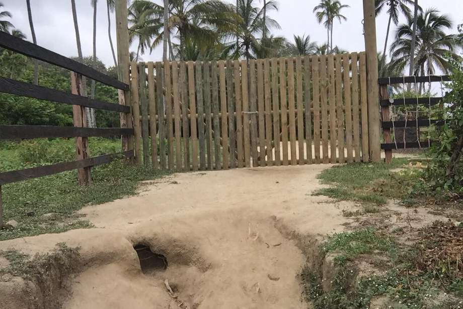 La construcción de esta cerca en un predio privado impide el paso de visitantes del PNN a las turísticas playas de Cabo San Juan, Boca del Saco, Playa del Medio, Arrecifes y gran parte de la playa Piscina Natural. 