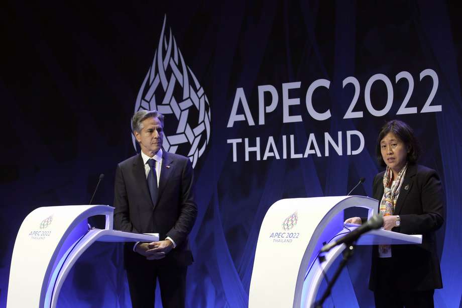 El secretario de Estado de los Estados Unidos, Antony Blinken (izq.), y la representante comercial de los Estados Unidos, Katherine Tai (der.), hablan durante una conferencia de prensa en el marco de la cumbre del Foro de Cooperación Económica Asia-Pacífico (APEC) en Bangkok.