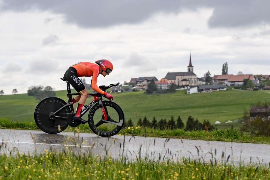 Carlos Rodríguez de España del equipo Ineos Grenadiers en acción durante la tercera etapa, una contrarreloj individual de 15,51 km con salida y llegada en Oron, de la 77ª carrera ciclista Tour de Romandie UCI World Tour, Saint-Martin, Suiza, 26 de abril de 2024 .