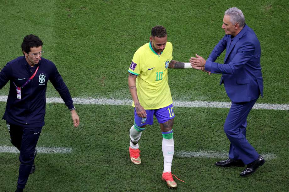 Neymar al ser sustituido por su lesión en el tobillo derecho.