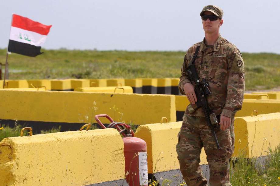 Soldado estadounidense camina en la base aérea de Qayyarah, en Mosul en el norte de Irak.