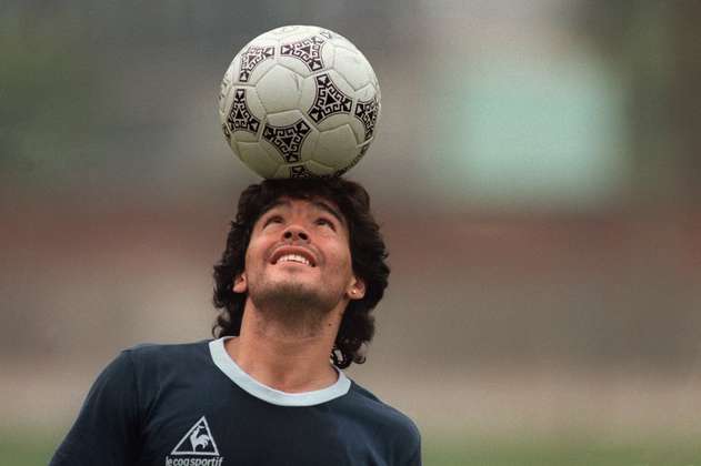 Maradona, el astro que no deja de gambetear