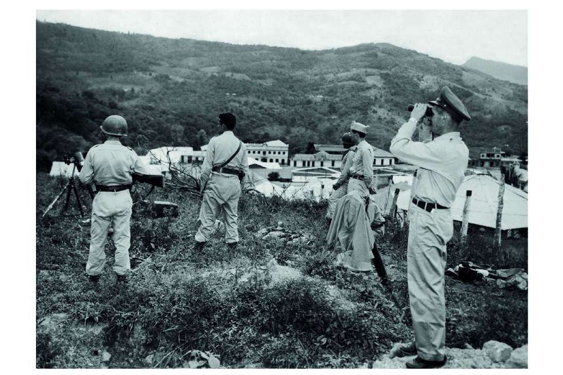 VILLARRICA, TOLIMA. Unidades del Ejército colombiano montan
guardia cerca a la plaza de Villarrica en abril de 1955. (Daniel
Rodríguez / El Espectador)