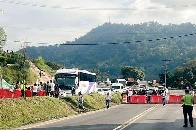 Vía Bogotá - Girardot amaneció bloqueada por protestas en el municipio de La Mesa