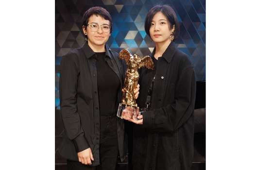 Rivera y Hsu con el premio Golden Ninca del Festival Ars Electronica de Linz, en la categoría Interactive Art +, otorgado en septiembre de 2022.