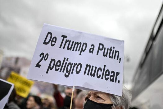 Estados Unidos y Rusia, en conjunto, tienen el 90 % del arsenal nuclear que hoy en día existe. De ahí se entiende que, en el marco de la guerra en Ucrania, las personas se manifestaran en contra de ello. 