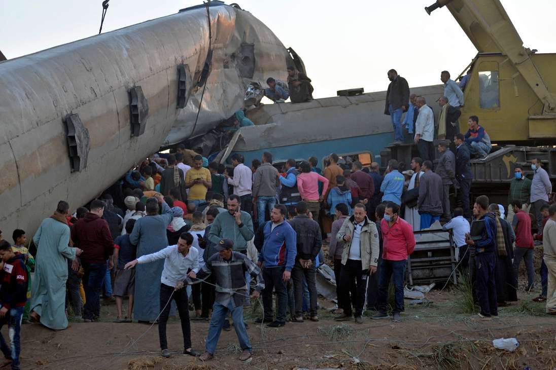 El accidente tuvo lugar entre las estaciones de Al Maragha y Tahta, en la provincia de Sohag, en el sur de Egipto, a las 11.42 hora local (09.42 GMT) cuando el tren 2011 Asuán - El Cairo "rebasó el semáforo 709 y chocó contra la parte trasera del último vagón del tren 157 Luxor - Alejandría", según la Autoridad de Ferrocarriles egipcia.