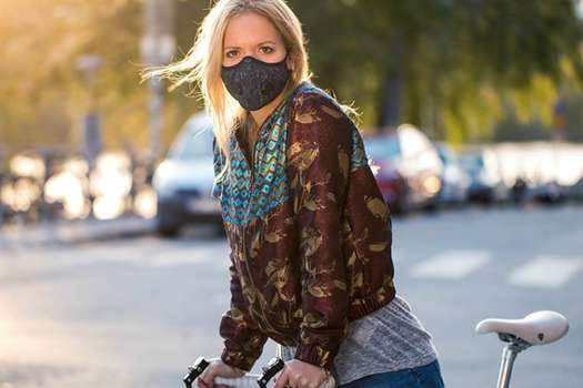 Diseñadores ya están incursionando en el mercado de las máscaras para combatir la contaminación en las ciudades.  / Airinum