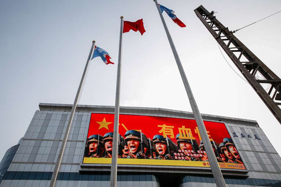 Un anuncio para conmemorar el 95 aniversario de la fundación del Ejército Popular de Liberación se exhibe en Pekín, China, el 1 de agosto de 2022. China ha emitido una advertencia que indica que su ejército no se quedará de brazos cruzados si la presidenta de la Cámara de Representantes de EE. UU., Nancy Pelosi, visita Taiwán.