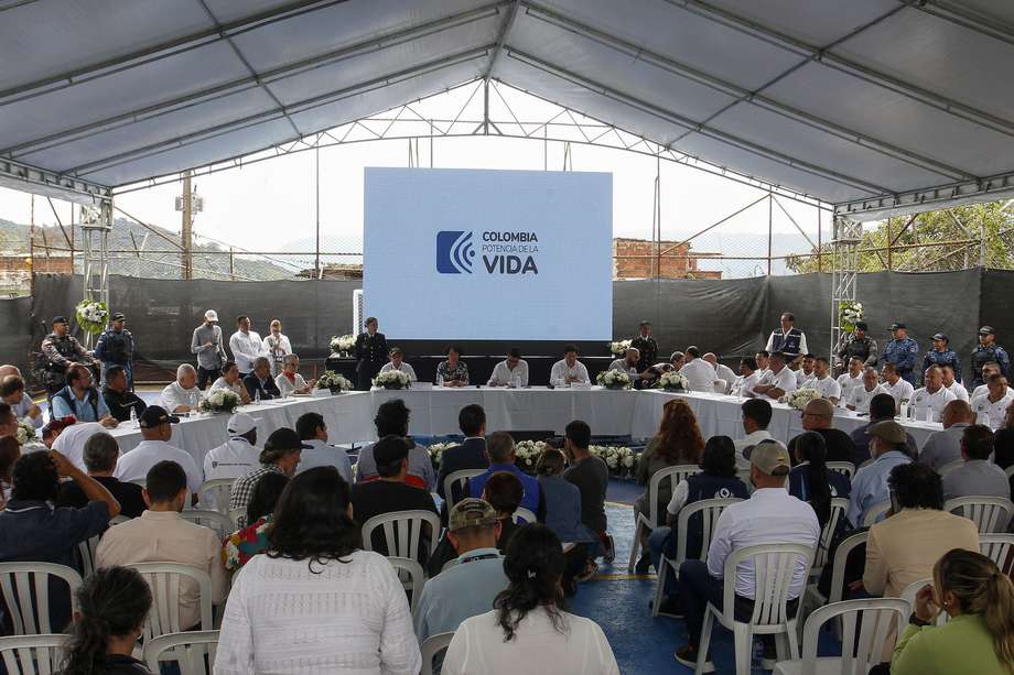 En junio pasado, se instaló una mesa para desarrollar diálogos entre el gobierno colombiano y grupos armados ilegales que operan en Medellín y en el Valle de Aburrá. El encuentro se dio en la cárcel de máxima seguridad La Paz, en Itagüí (Antioquia).