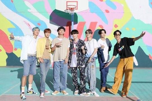 RM, Jin, V, Suga, Jimin, Jungkook y J-hope en una imagen promocional de "Dynamite".