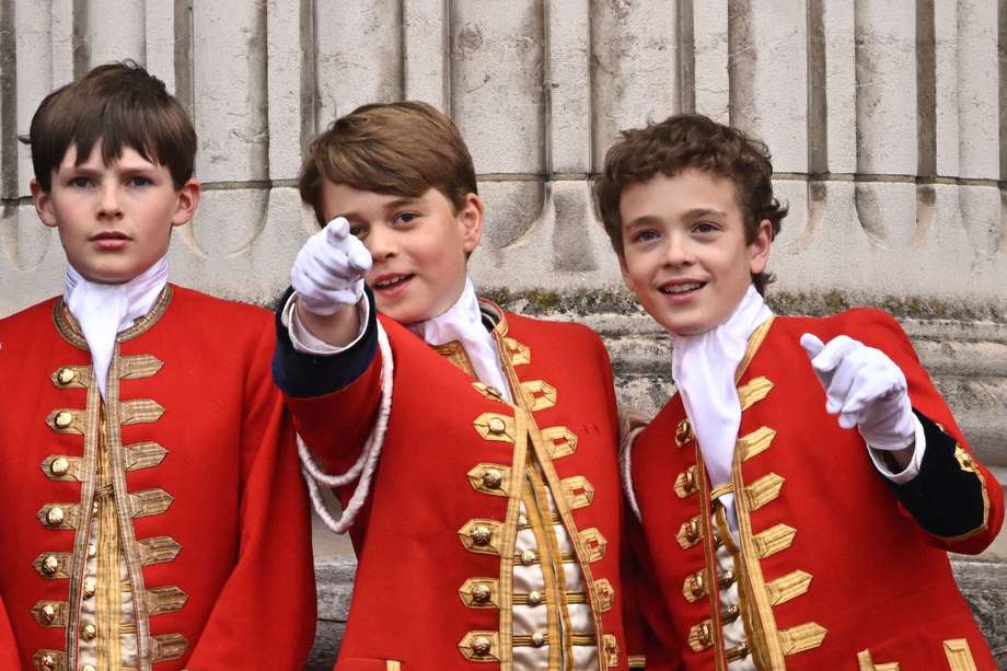 Oliver Cholmondeley, el príncipe Jorge y Nicholas Barclay fueron pajes de honor durante la coronación de Carlos III.