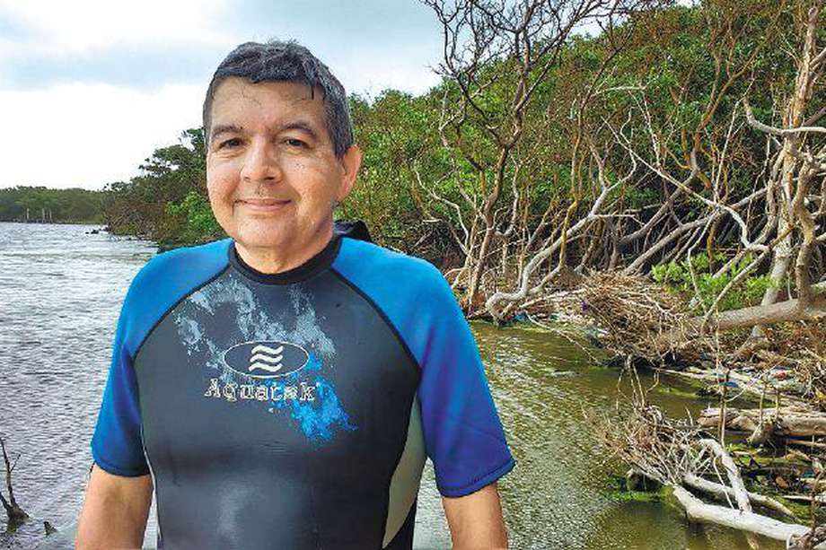 Jairo Echeverri se encarga de limpiar las playas de Puerto Colombia.   / Caracol Televisión 